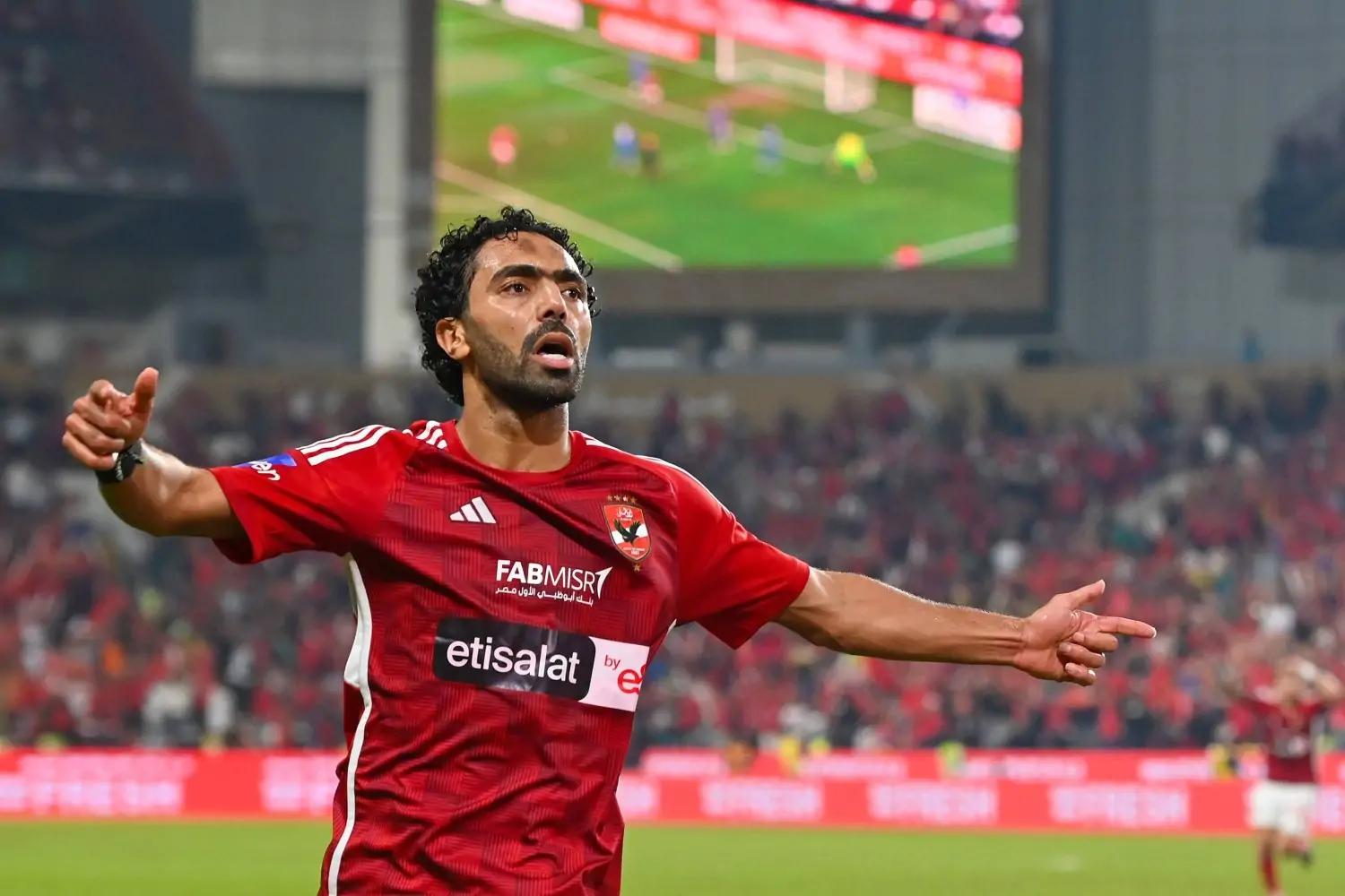"نجم الأهلي حسين الشحات يناقش عروض الخليج بعد كأس العالم"