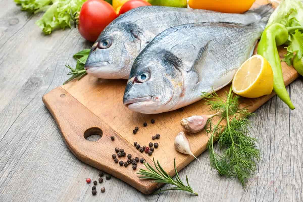 صينية سمك دنيس بالبطاطس في الفرن بكل تفاصيلها ومكوناتها وطريقة التقديم خطوة بخطوة