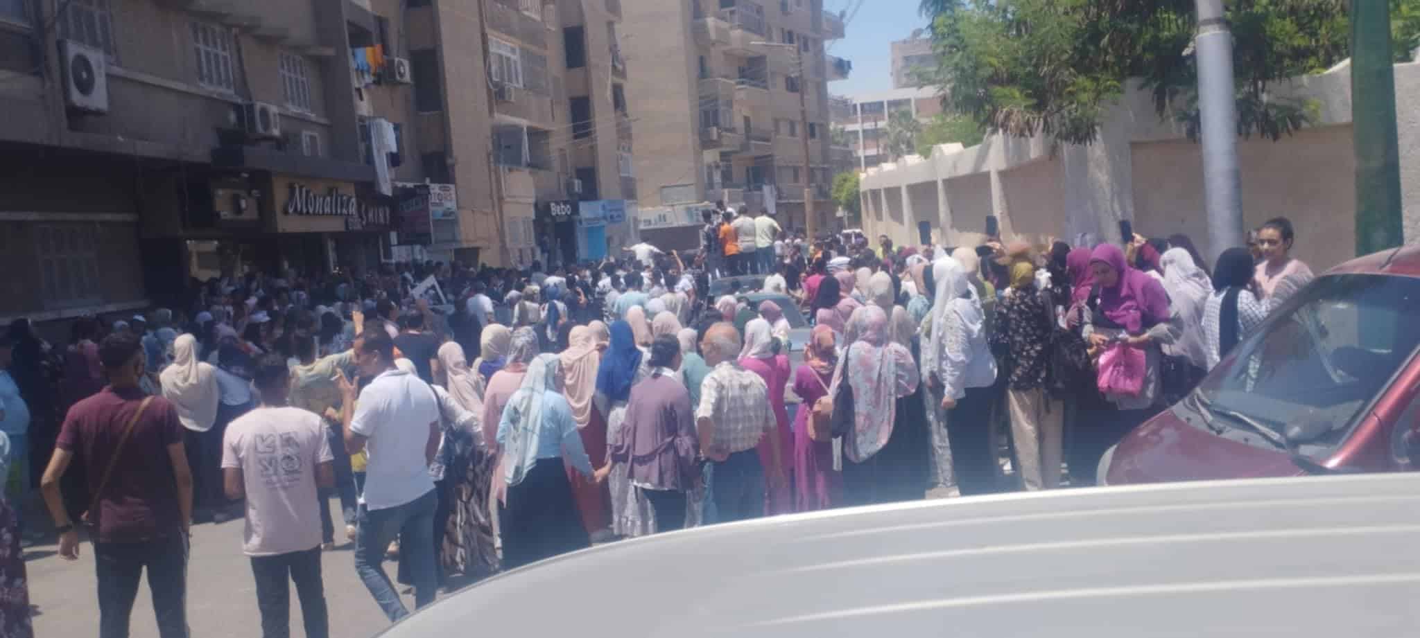 "أولياء الأمور ينتظرون أبناءهم خارج اللجان"