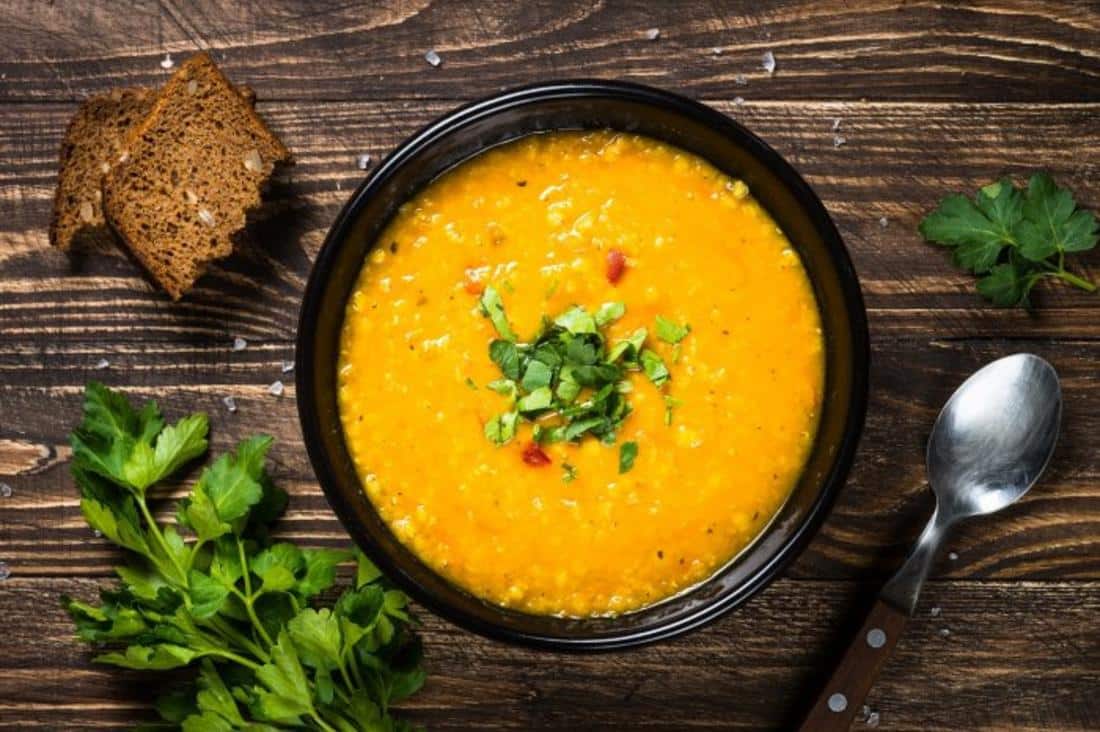 شوربة العدس السريعة واللذيذة.. وصفة اقتصادية ومناسبة لكل الأيام