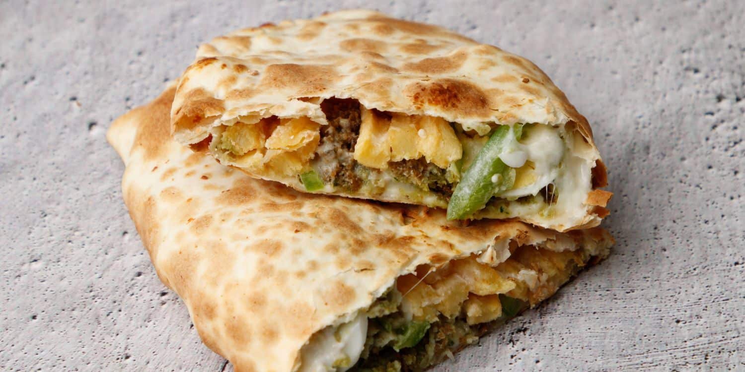 فطيرة دجاج سهلة وسريعة وطعمها غني.. تنفع غداء أو عشاء أو حتى لعزومة
