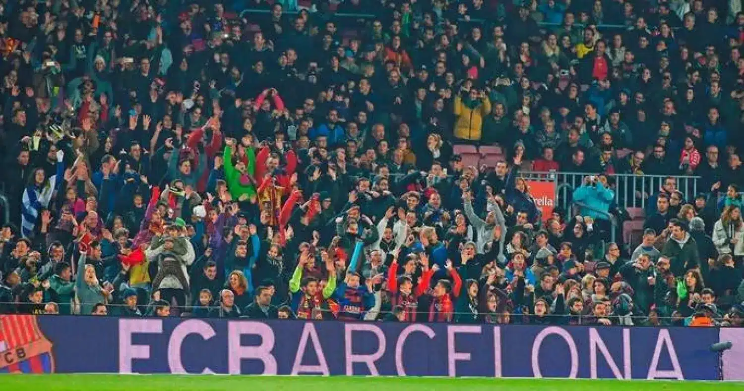"جماهير برشلونة ترفع شعار أكثر من مجرد ناد"