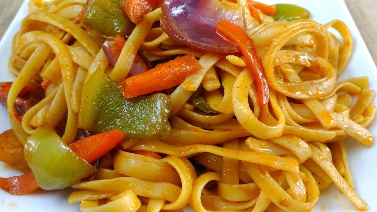 لو بتدوري على وصفة جديدة وطعم مختلف بعيد عن المكرونة التقليدية.. جربي مكرونة بالصويا صوص والدجاج بخطوات بسيطة وطعم خطير