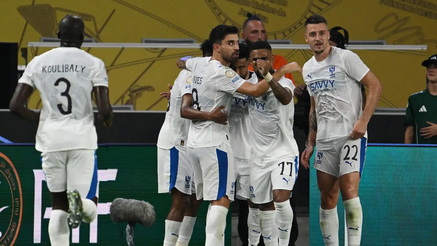 "الهلال يواصل حلمه العالمي"
