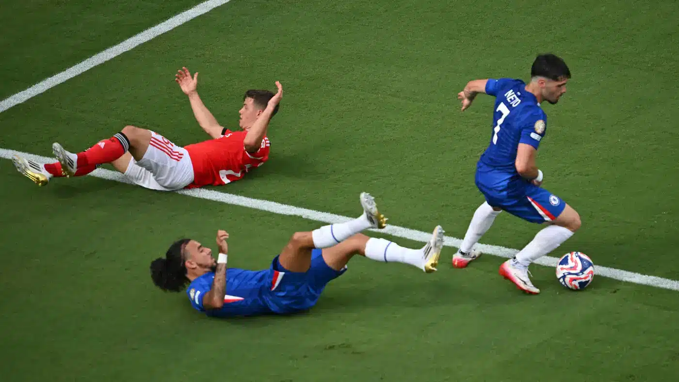 "بطاقة حمراء لبريستياني لاعب بنفيكا"