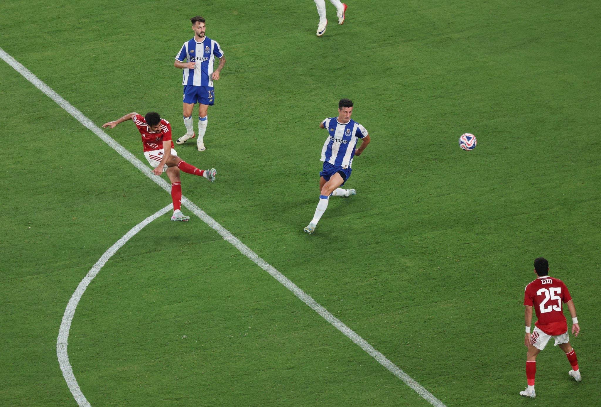 "مباراة مجنونة تنهي رحلة الأهلي في كأس العالم للأندية بالتعادل 4-4 مع بورتو"