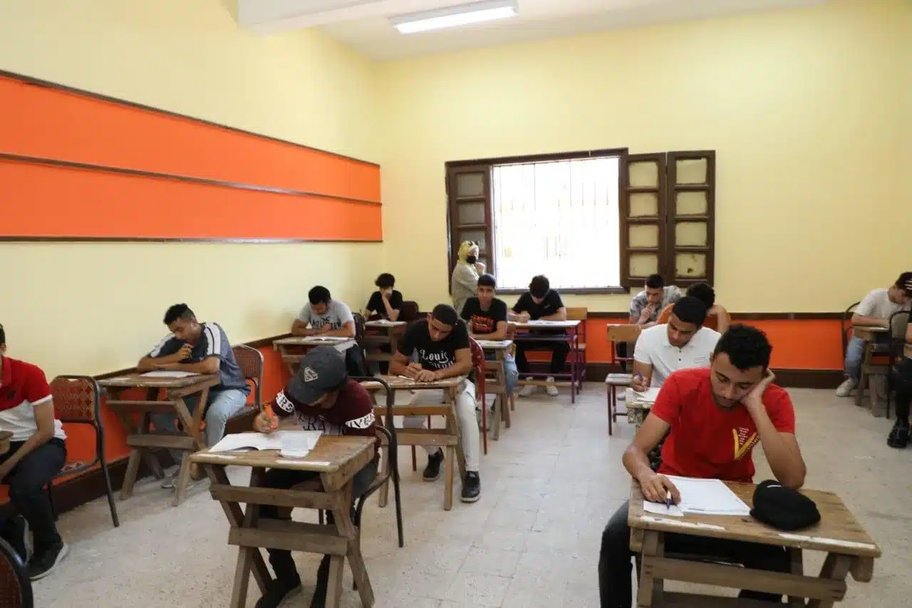 "امتحان اللغة الأجنبية الأولى للثانوية العامة"