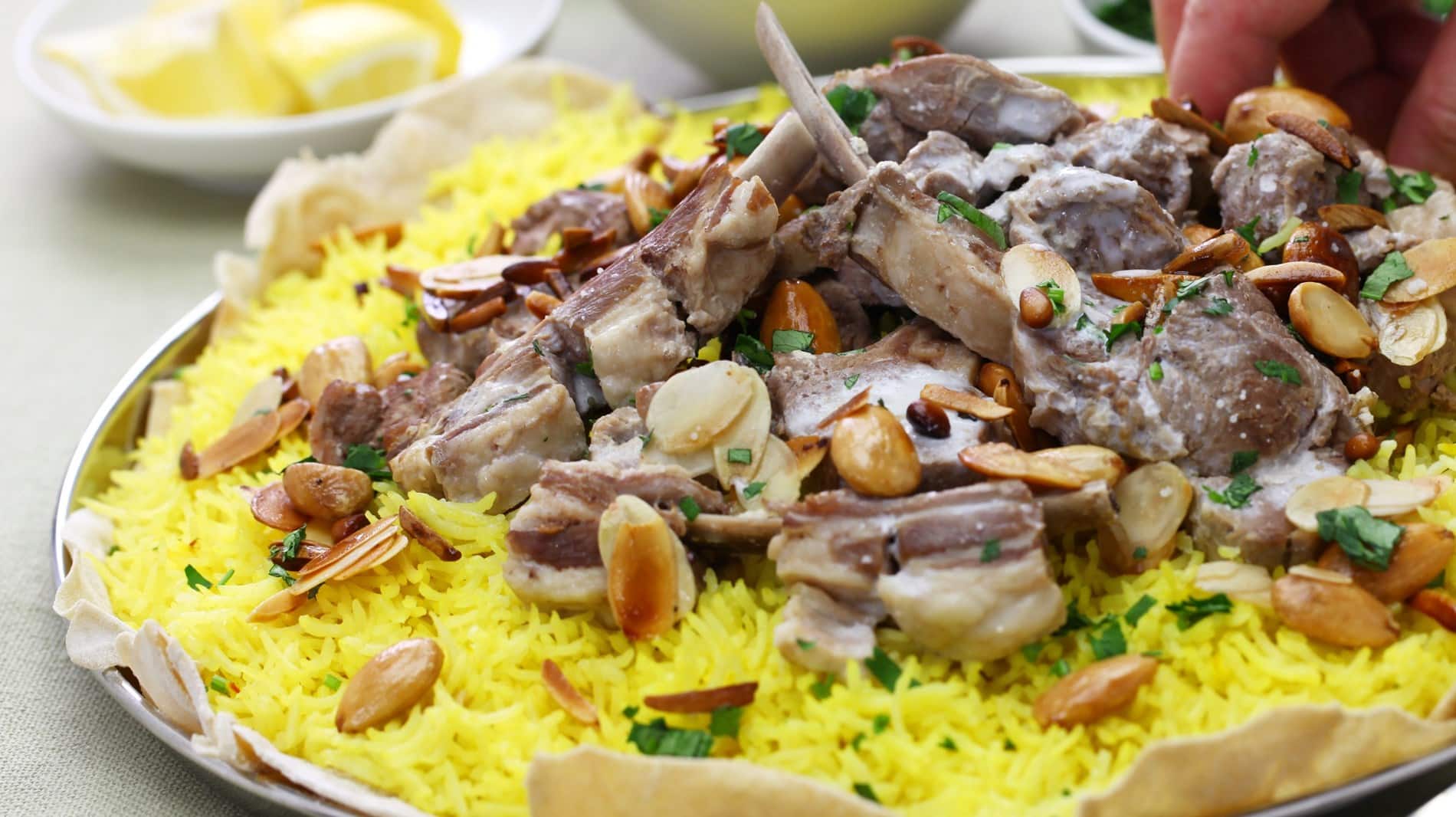 جربي أحلى وصفة منسف على الطريقة الأردنية الأصيلة مع الأرز والسمن البلدي واللبن