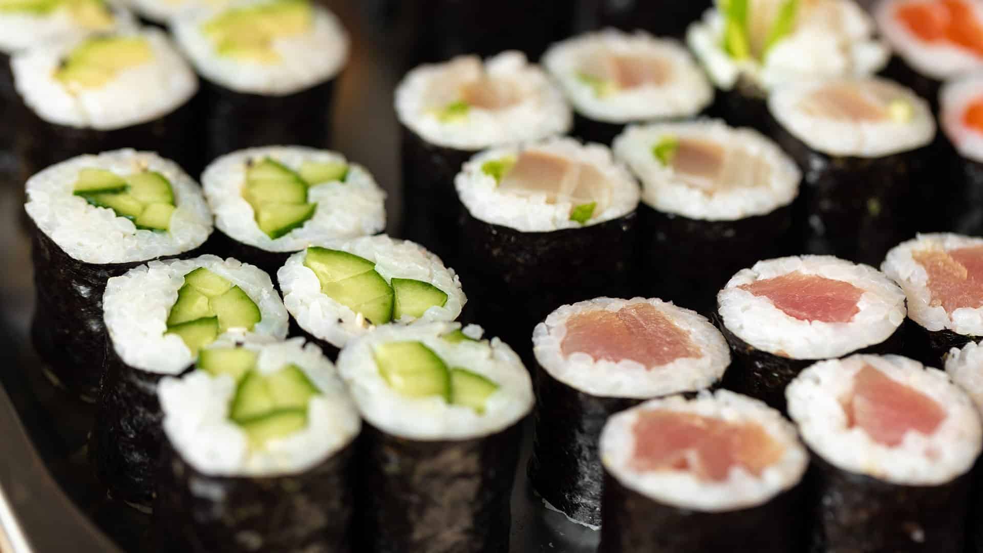 عايزة تغيري في الأكل وتجربي وصفة جديدة؟ جربي سوشي ماكي رول بالتونا السهل والطري