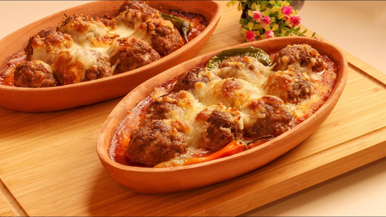 غداء متكامل ولذيذ من مكونات بسيطة... صينية البطاطس بالكفتة مع رز وسلطة.