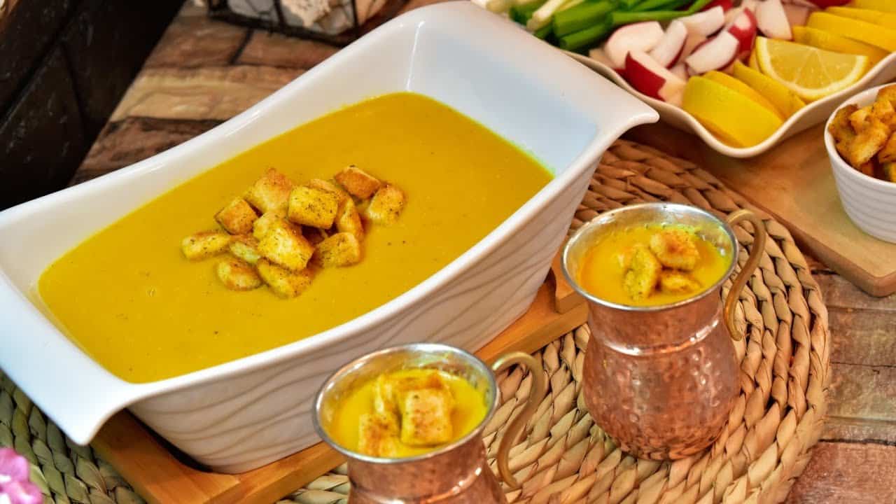 وصفة شوربة العدس المغذية بخطوات بسيطة ومكونات موجودة في كل بيت