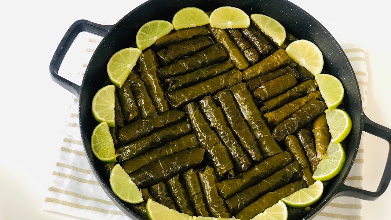 طريقة تحضير تسبيكة ورق العنب بكل التفاصيل من أول المكونات لحد الحشوة والطعم اللي هيفضل في الذاكرة