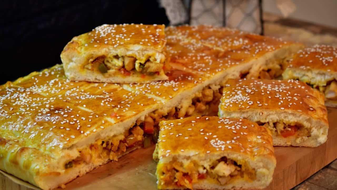 أسهل طريقة ممكن تعملي بيها فطيرة دجاج لذيذة تشبع العيلة كلها