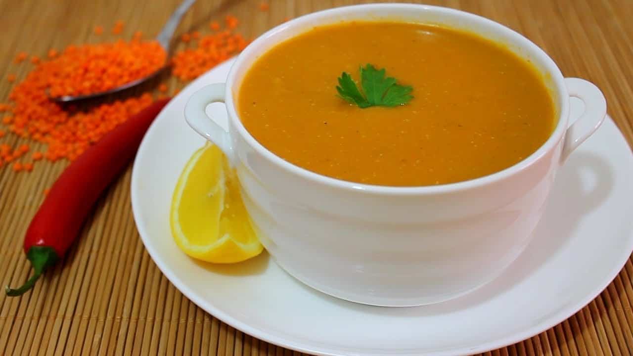 طريقة عمل شوربة العدس الصفراء بالشعيرية والخبز المحمص بطريقة سهلة وسريعة