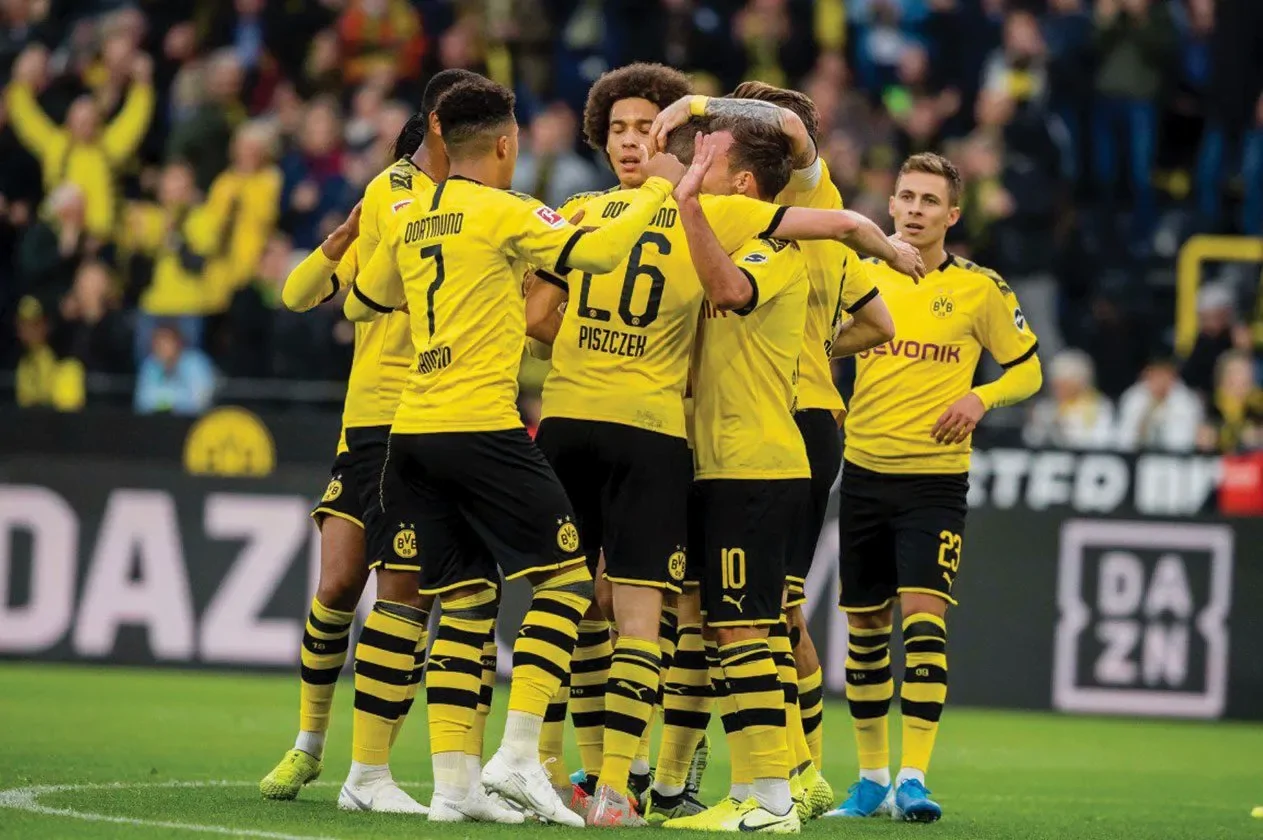 في مواجهة كروية من العيار الثقيل، يلتقي فريقا صن داونز الجنوب إفريقي وبوروسيا دورتموند الألماني