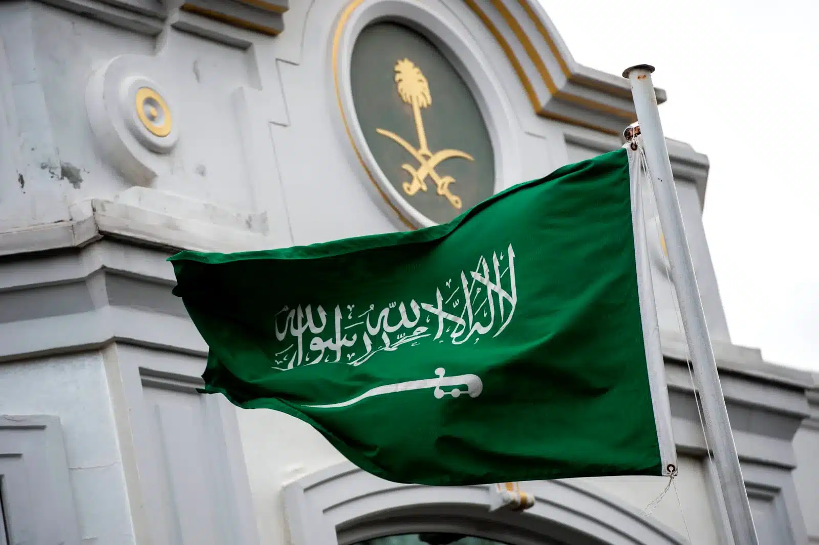 "إلغاء رسوم المرافقين في السعودية 2025"