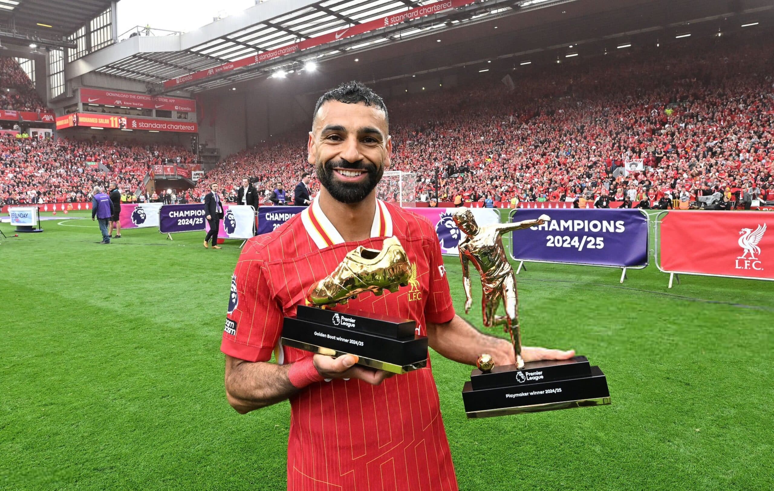 "محمد صلاح يرفع الحذاء الذهبي وسط جماهير أنفيلد"