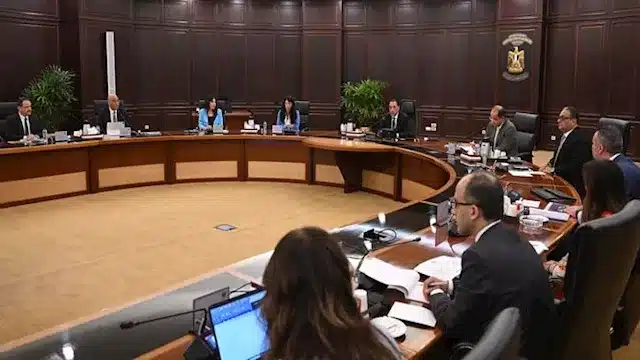 "وزراء ومسؤولون يناقشون خطط دعم المشروعات الصغيرة"
