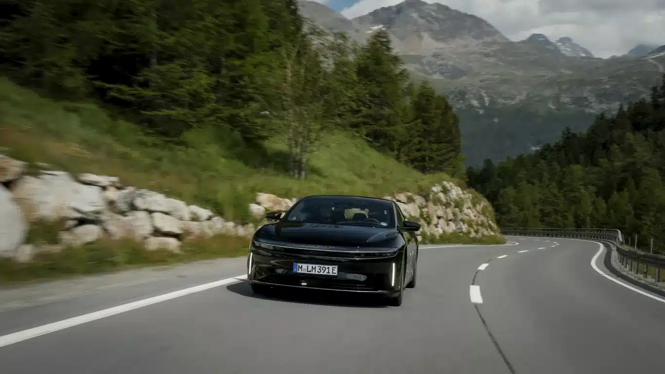 "لوسيد تكشف عن Air Grand Touring الكهربائية"