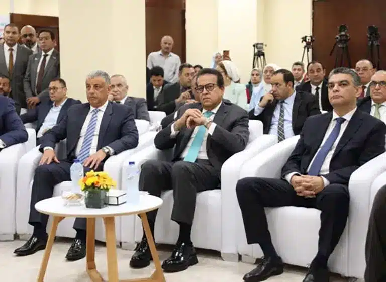 "خالد عبد الغفار خلال الجولة التفقدية داخل المعمل"