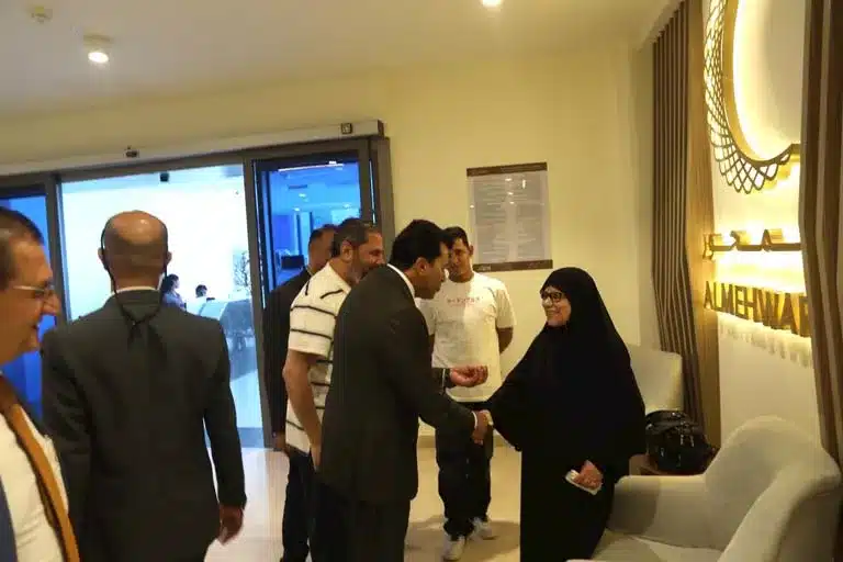 "وزير الشباب أثناء جولته داخل مستشفى المحور"