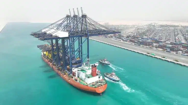 "السفينة ZHEN HUA 36 ترسو في رصيف هاتشيسون 1"
