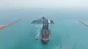 "ميناء السخنة يخطو نحو الذكاء الكامل بوصول معدات هاتشيسون 1"