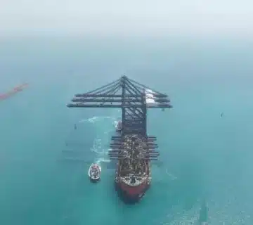 "ميناء السخنة يخطو نحو الذكاء الكامل بوصول معدات هاتشيسون 1"