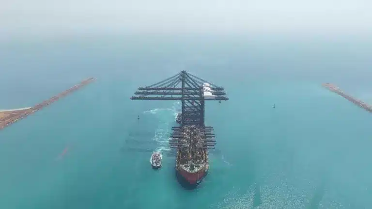 "ميناء السخنة يخطو نحو الذكاء الكامل بوصول معدات هاتشيسون 1"
