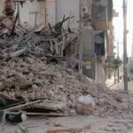 "كارثة عقارية جديدة في العطارين.. عقار قديم ينهار رغم قرارات الهدم السابقة"