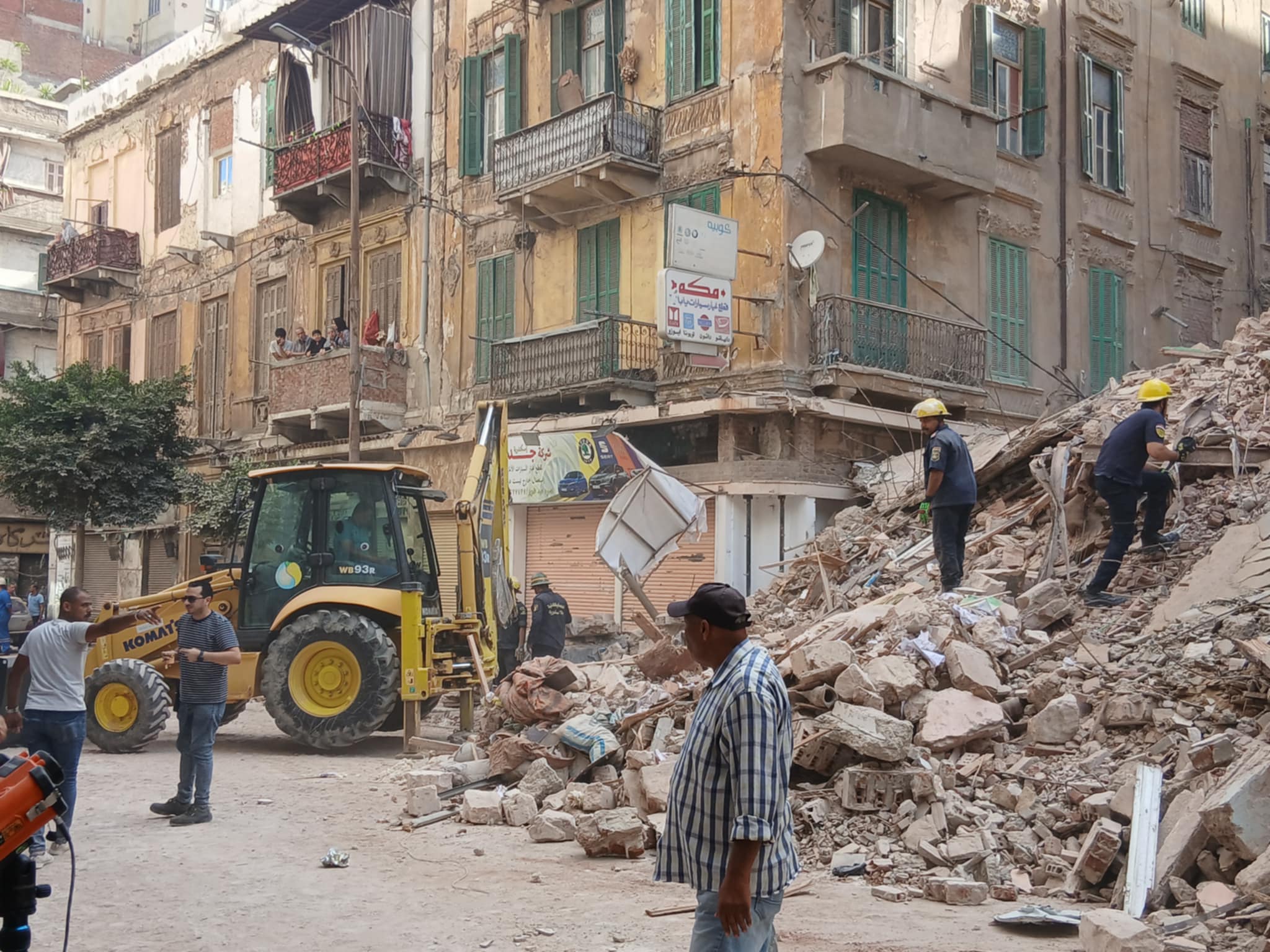 "انهيار عقار بالعطارين"