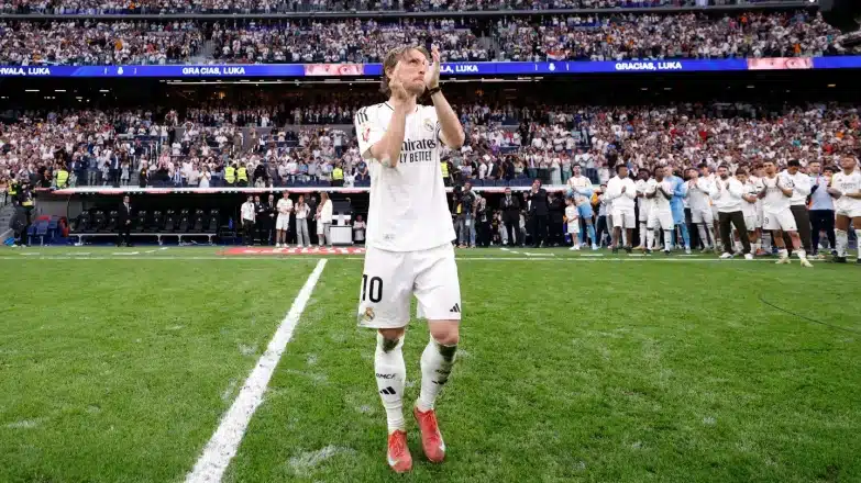 "مودريتش يغادر الميرينغي بعد سنوات من الأمجاد"