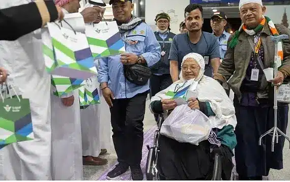 "طاقم الخطوط السعودية في استقبال ضيوف الرحمن"