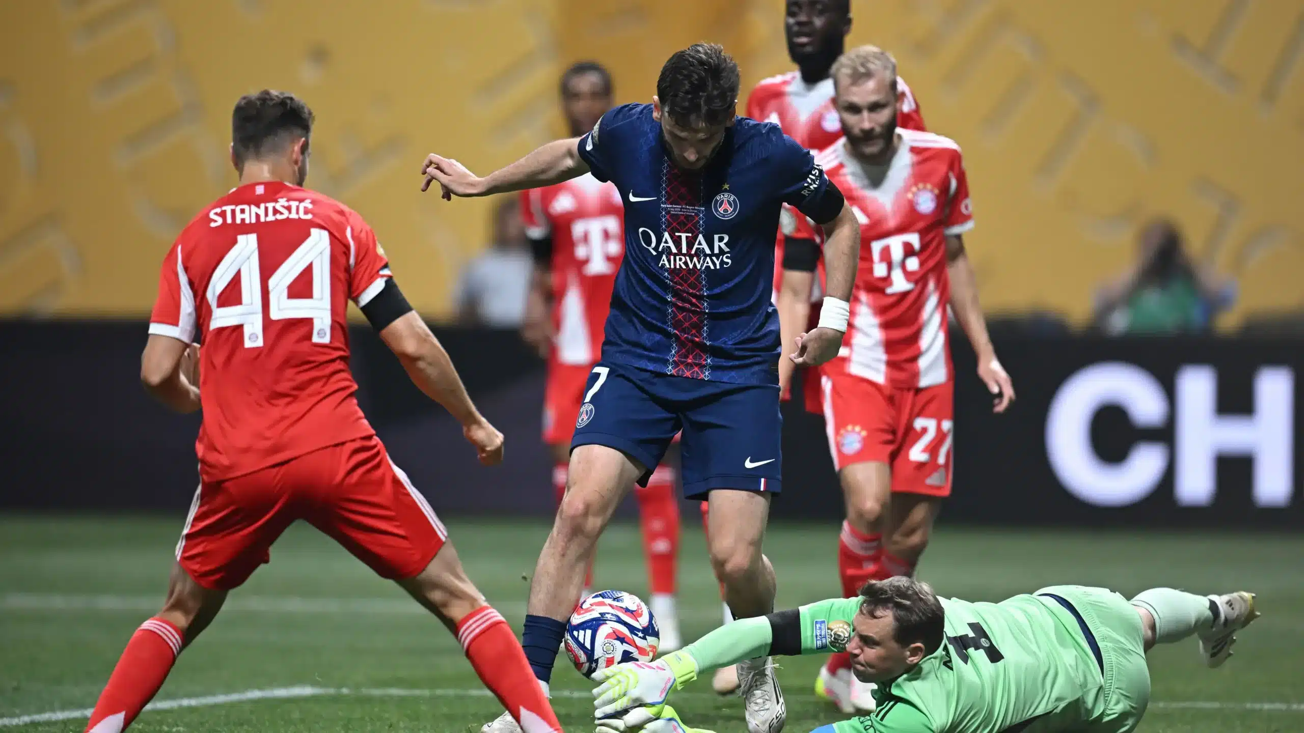 "جماهير باريس سان جيرمان تحتفل بالتأهل التاريخي"