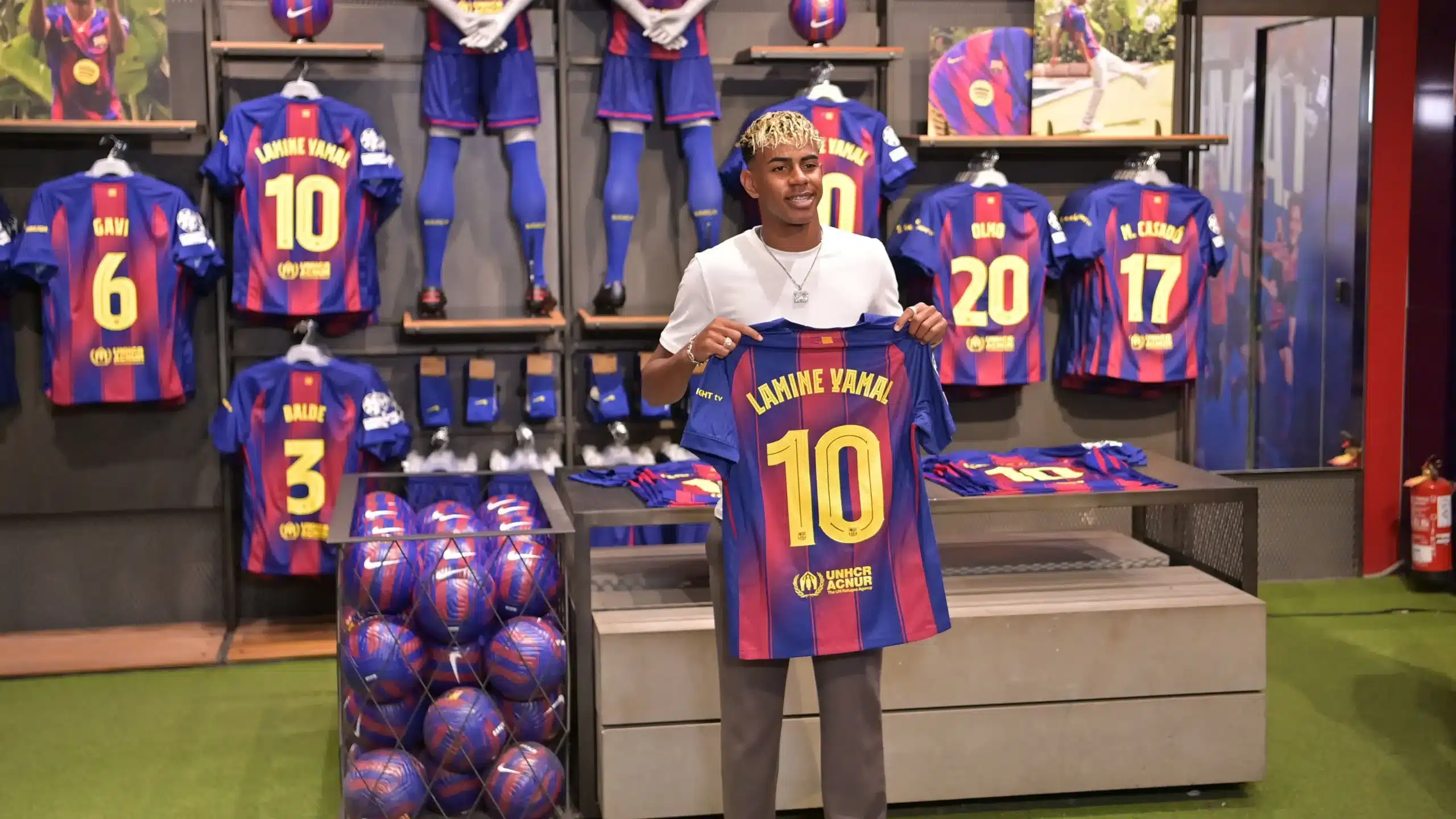 "لامين يامال يحمل إرث الرقم 10 في برشلونة"