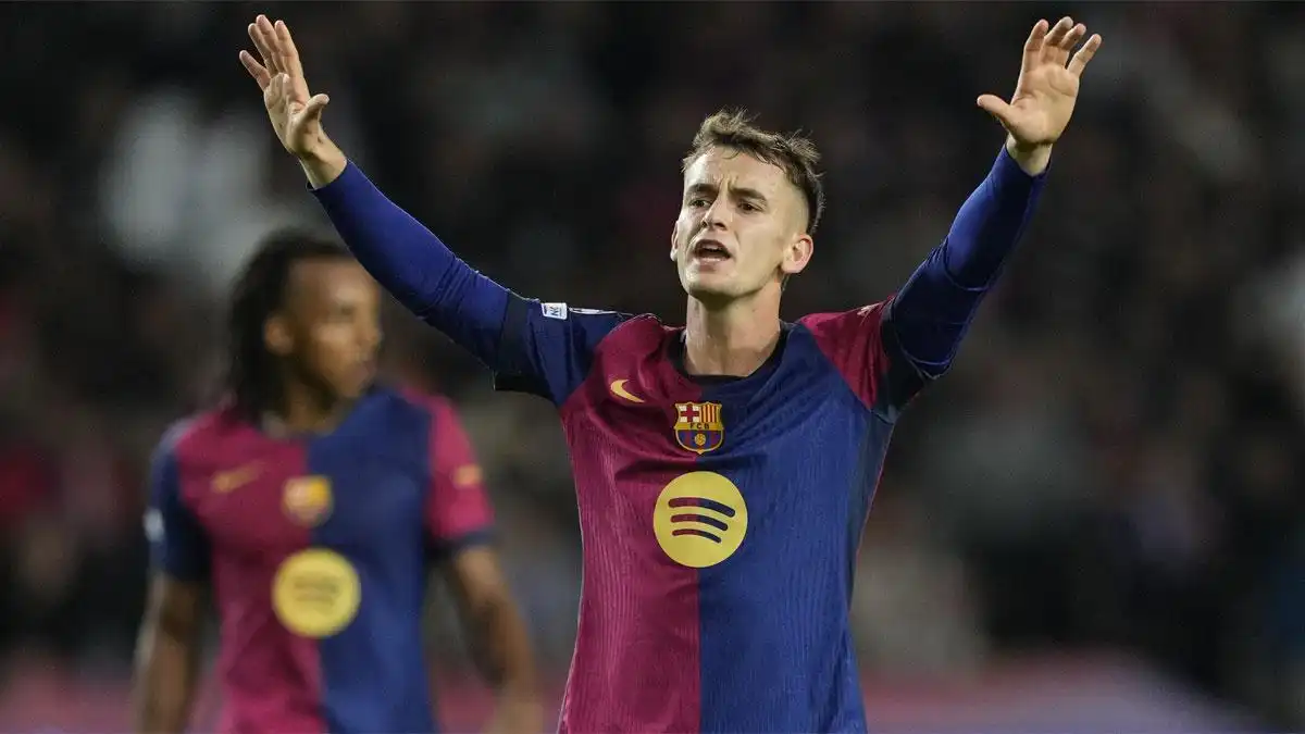 "برشلونة يفكر في بيع كاسادو لتقليص الرواتب وإنعاش ميزانية الانتقالات"