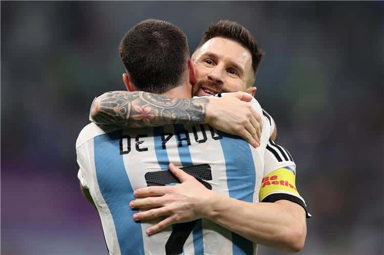 "ليونيل ميسي ودي بول يحتفلان بكأس العالم"