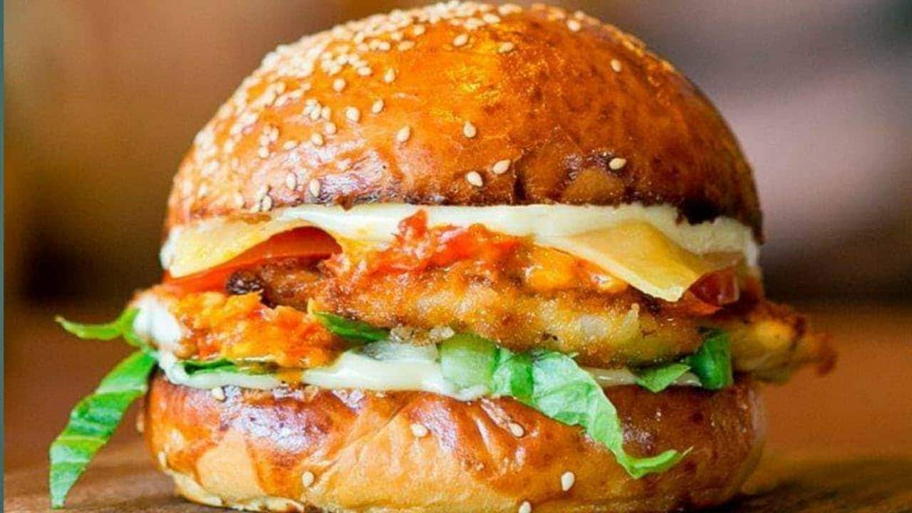 أسهل طريقة لعمل برجر ديك رومي في البيت بخطوات بسيطة وطعم يشبه المطاعم وأحسن كمان!