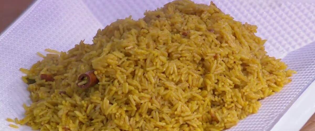 جربي وصفة الأرز بالكاري بالخضار والبازيلاء.. نكهة مميزة وسهلة التحضير في البيت
