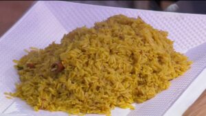 جربي وصفة الأرز بالكاري بالخضار والبازيلاء.. نكهة مميزة وسهلة التحضير في البيت