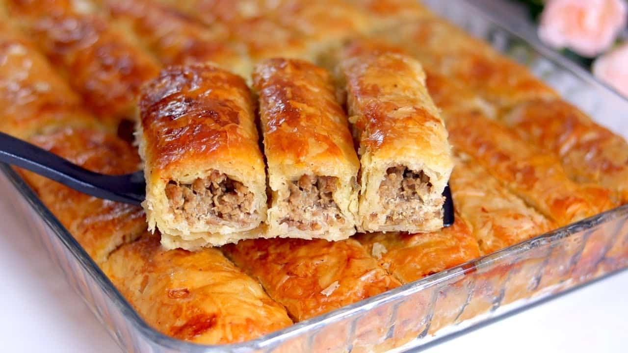 من الأكلات اللي بتخطف القلوب والأنظار على السفرة.. صينية الفيلو بطبقاتها الذهبية وحشوتها الغنية