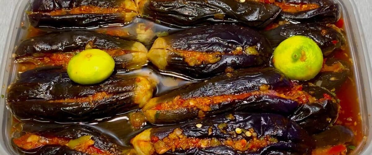 بطريقة سهلة ومكونات موجودة عندك.. حضّري الباذنجان المخلل وخزنيه في التلاجة