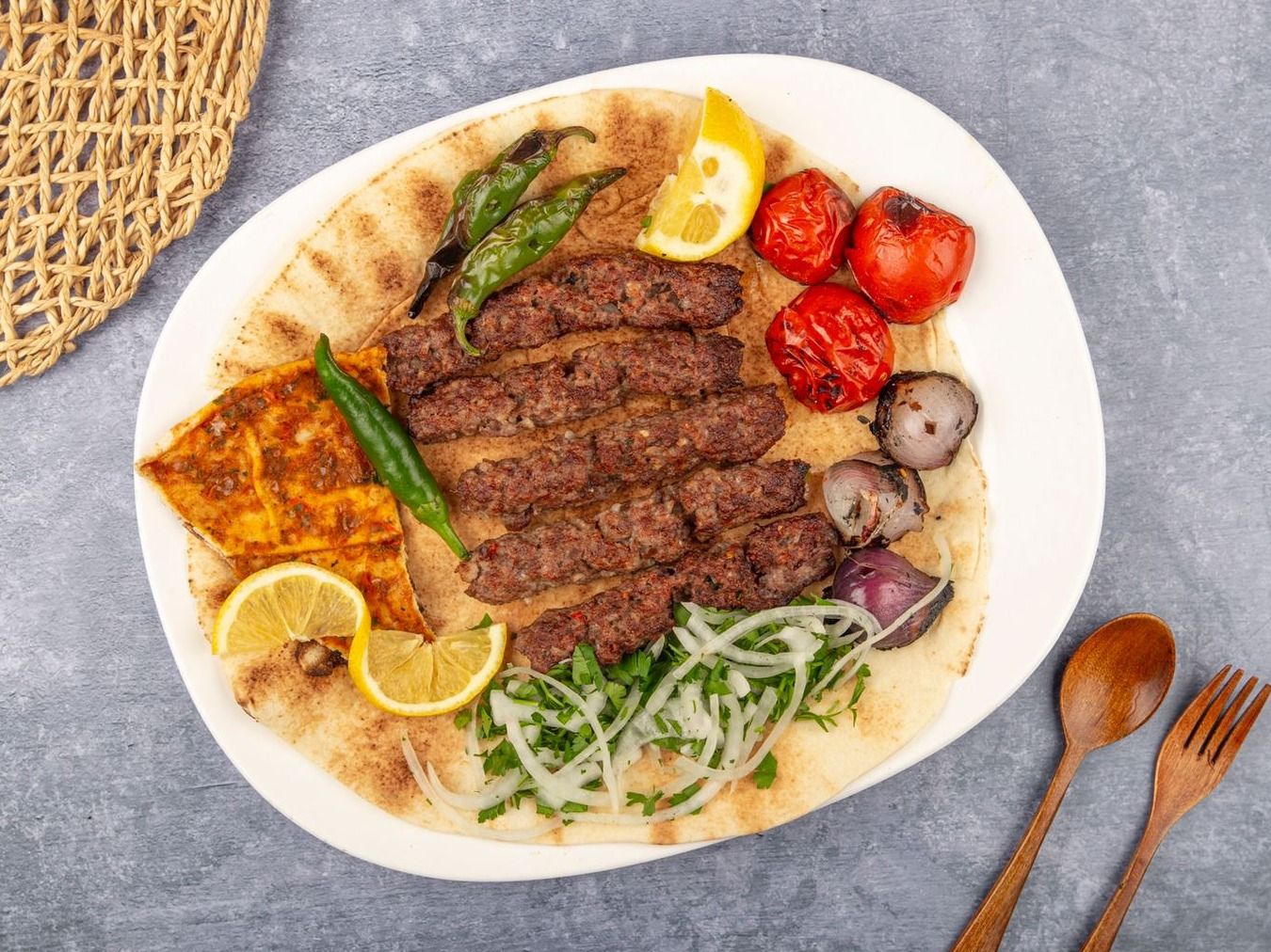 لو نفسك تعملي أكلة مشوية طعمها يجنن وسهلة ومكوناتها بسيطة، جربي الكباب السوري بالطريقة دي وخلّي ريحة الشوي تملأ البيت