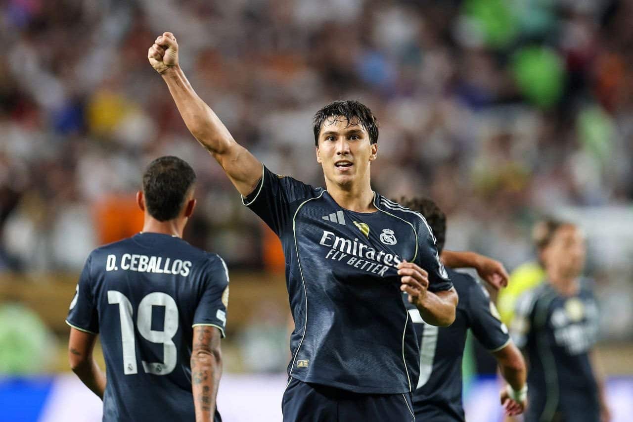 "احتفالات ريال مدريد بعد هدف الفوز"