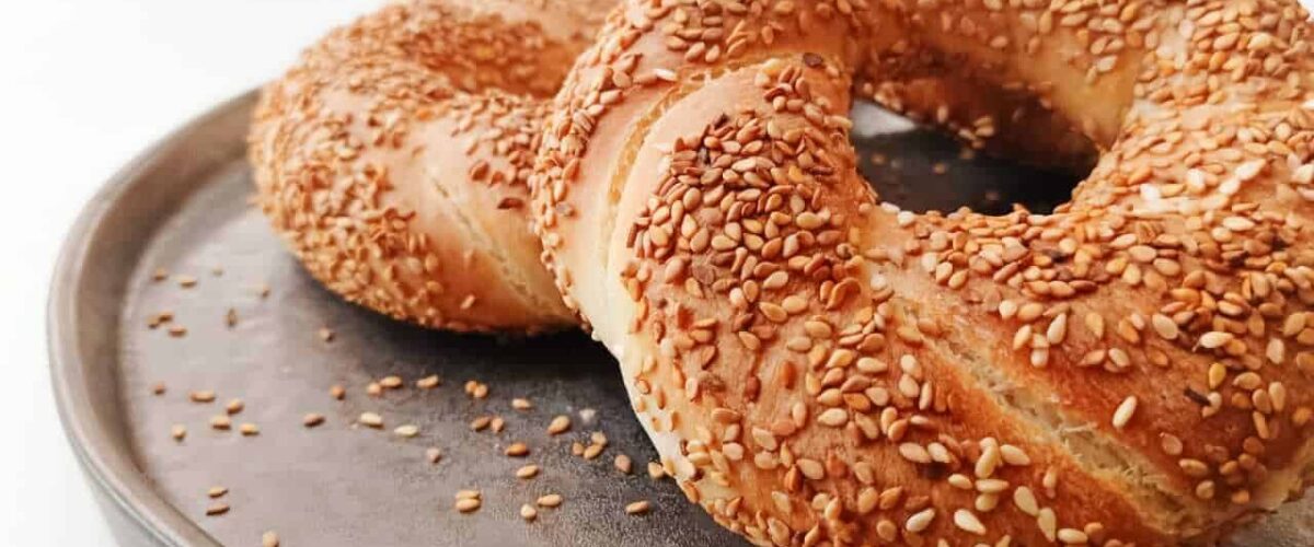 خبز السميط التركي بالسمسم في الفرن بطريقة ناجحة وطعم روعة.. مناسب للفطور والعشاء والسناك