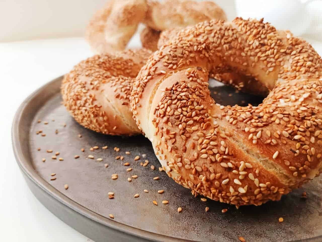 خبز السميط التركي بالسمسم في الفرن بطريقة ناجحة وطعم روعة.. مناسب للفطور والعشاء والسناك