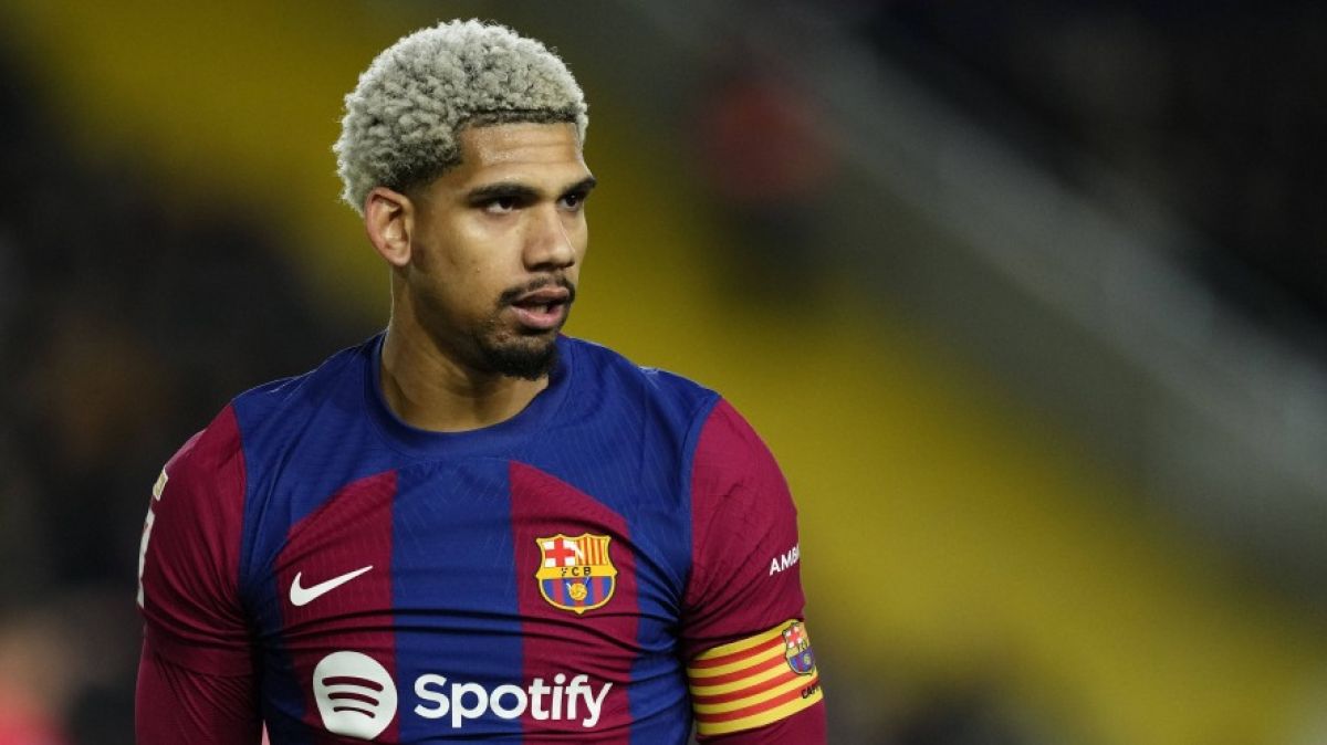 "برشلونة يتمسك بنجمه الدفاعي"