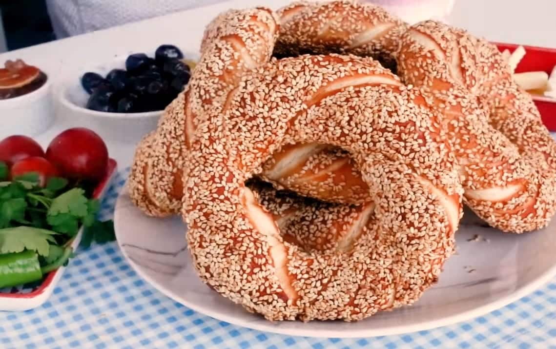جربي السميط التركي الأصلي بخبز دائري محمّص بالسمسم.. وصفة سهلة وسريعة بمكونات بسيطة من مطبخك