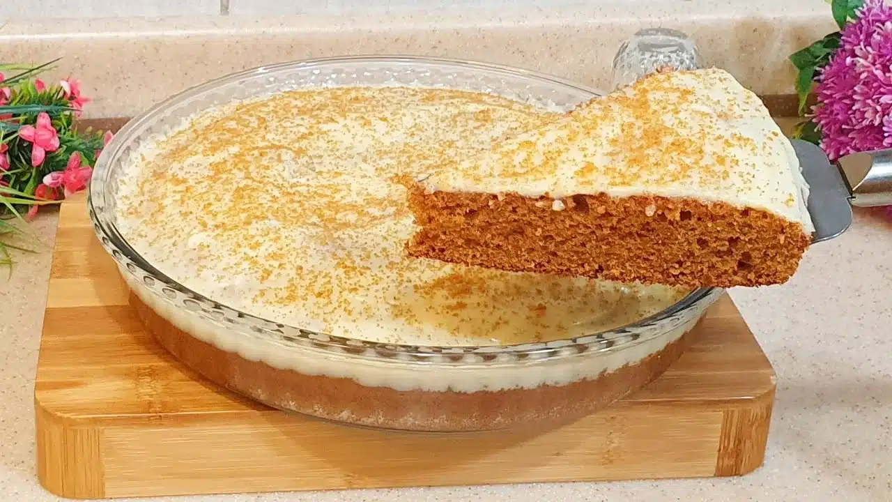 لو بتدوري على كيكة سهلة وسريعة ومكوناتها في البيت.. جربي كيكة اللبن المحموس بصوص الجبن الرهيب