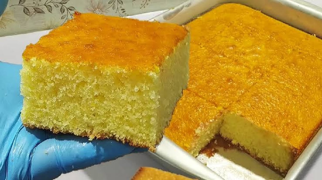جربت كيكة الحليب الساخن؟ شوفي الطريقة الأصلية اللي بتطلعها طرية وبتدوب في الفم